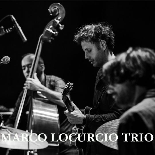 photo en noir et blanc de trois musiciens de jazz