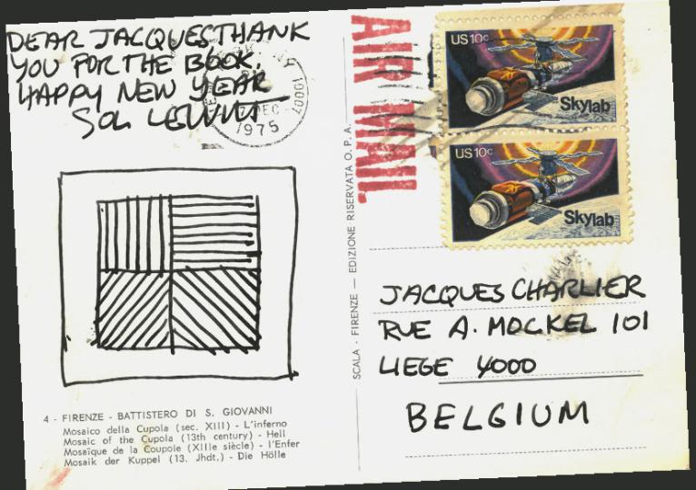 photo d'une carte postale avec deux timbres air mail et un carré à la main adresse