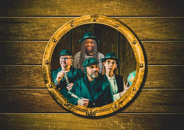 photo de quatre comédiens avec chapeau et casquettes habillés de vert au centre d'un hublot sur un fond en bois