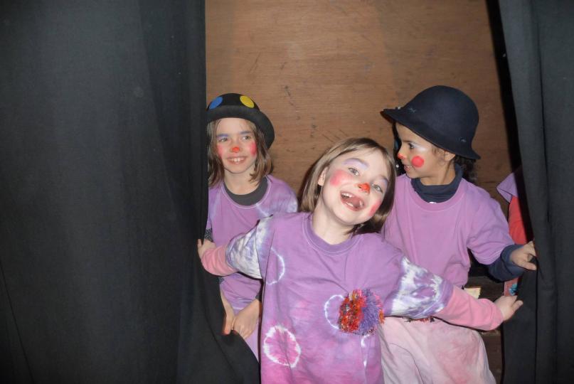 photo de trois enfants avec un nez rouge et chapeau de clown