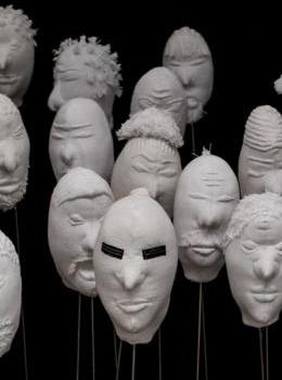 des masques gris 