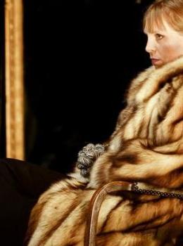 photo d'une femme de profil avec un manteau de fourrure