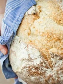 un pain dans des mains
