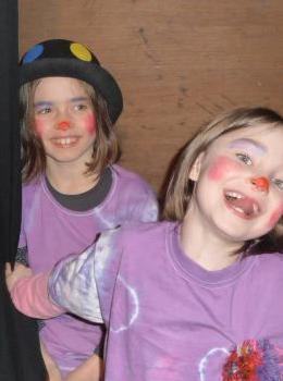 photo de trois enfants avec un nez rouge et chapeau de clown