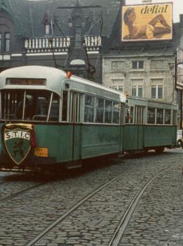 vielle phot avec un tram tramway vert route pavée ancienne maison